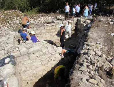 Археолози откриха неизвестна църква в Средновековния град Червен (СНИМКИ)