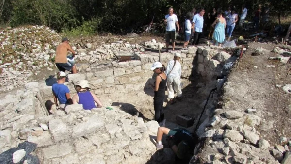 Археолози откриха неизвестна църква в Средновековния град Червен (СНИМКИ)