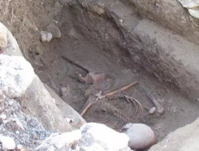 Археолози откриха гроб дете 