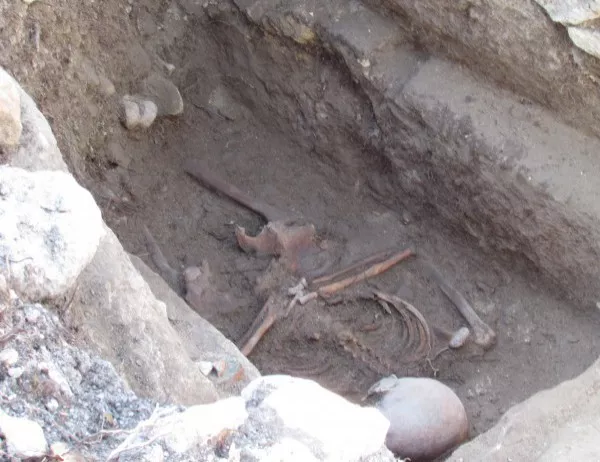 Археолози откриха гроб дете "вампир" в Италия