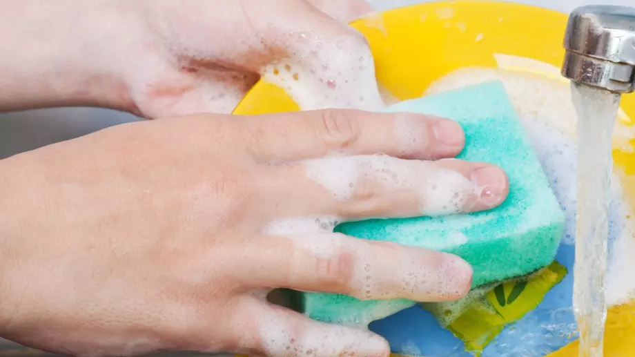 Мръсна прахосмукачка, гъба за съдове и четка за тоалетна: Как да почиствате почистващи продукти?