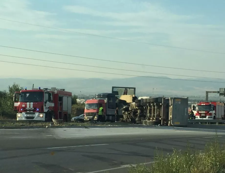 Огромен пожар и километрично задръстване на магистрала "Тракия" (СНИМКИ и ВИДЕО)