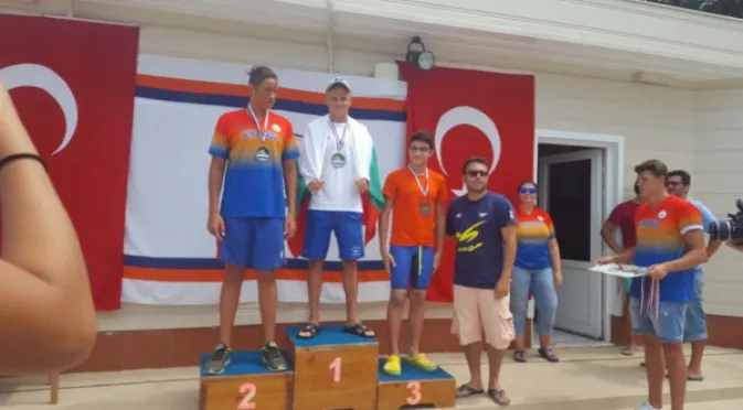 Плувецът Тодор Тодоров с пет златни медала от турнир в Истанбул