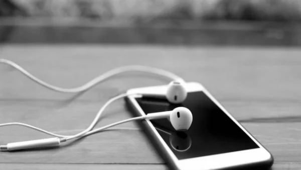 Във Франция забраниха смартфоните в училищата