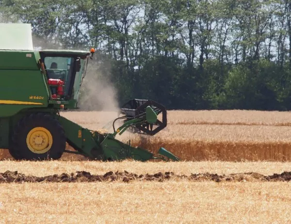 Заради решение на ЕК за земеделието, България сезира съда на ЕС