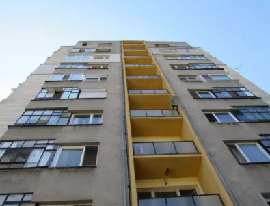 Силният вятър бутна изолацията на блок в София