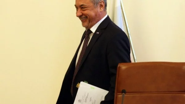 Симеонов пак нападна медиите, държали се като инфантилни дебелаци