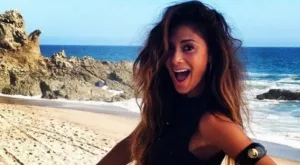 СНИМКИ+ВИДЕО: Никол пръска сексапил докато почива на Капри без Гришо