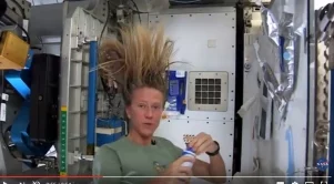Как се мие коса в Космоса (Видео)