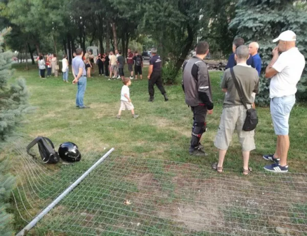 Жители на "Стрелбище" събориха оградата, заграждаща улица (ВИДЕО)
