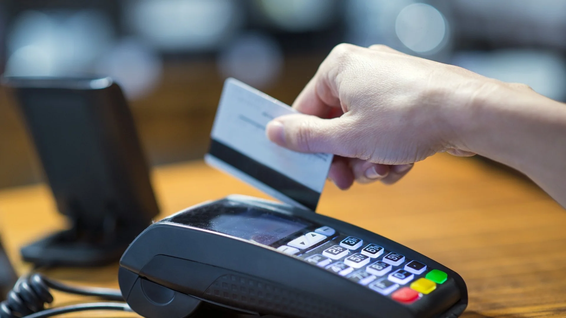 Ресторантите вече са длъжни да имат ПОС терминал за плащане с карти