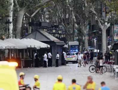 Един от заподозрените за нападението в Барселона е обграден в местен бар