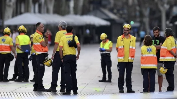 Шофьорът на вана от Барселона се укрива в ресторант, вероятно са взети заложници
