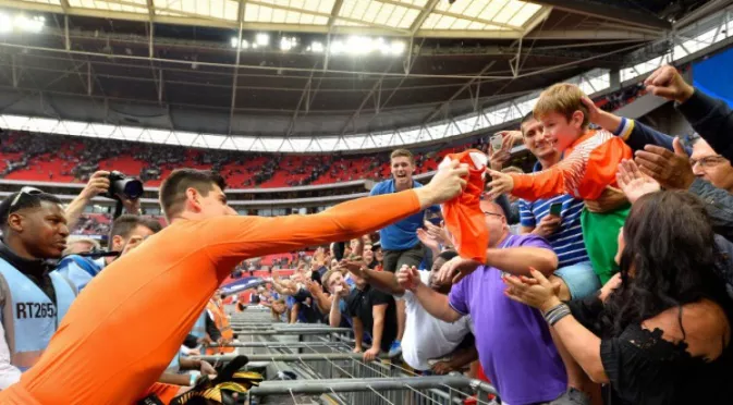 Тибо Куртоа зарадва млад фен на Челси след победата над Тотнъм (ВИДЕО)