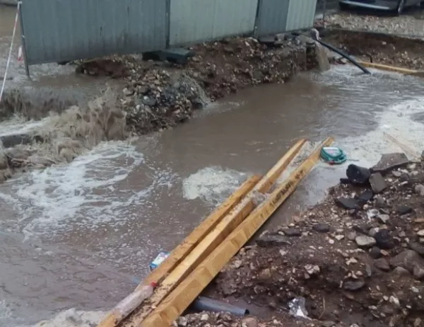 Отпадъчни води "бликат" от тоалетни, въпреки ремонтите по Водния цикъл в Асенoвград (ВИДЕО)