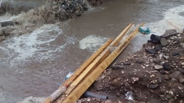 Отпадъчни води "бликат" от тоалетни, въпреки ремонтите по Водния цикъл в Асенoвград (ВИДЕО)