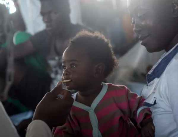 Кораб със стотици деца мигранти пристигна в Италия