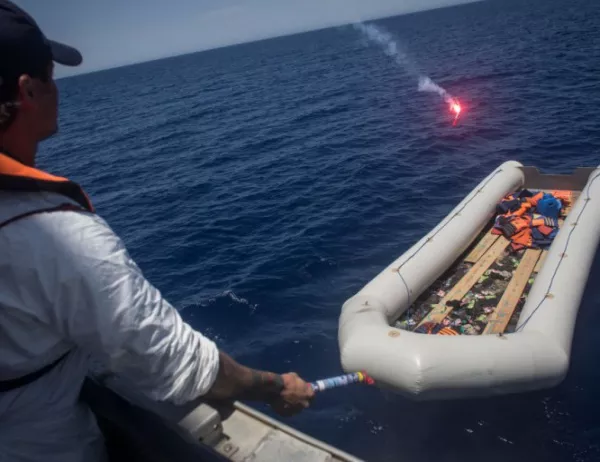 Край гръцките брегове издирват плавателен съд с поне 40 мигранти