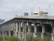 Откъсна се метална част от „Дунав мост”: Тир се обърна, има теч на гориво 