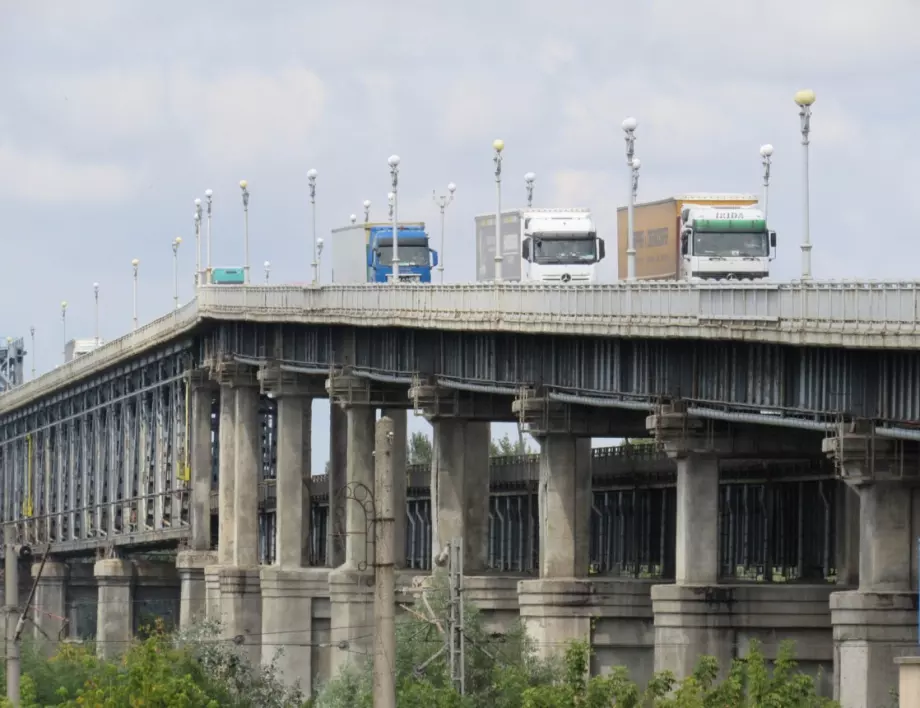Авариен ремонт ограничава движението по "Дунав мост" при Русе