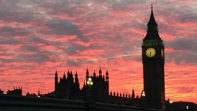 Ръст на заразените във Великобритания, обсъждат по-строги мерки за ограничаване на коронавируса