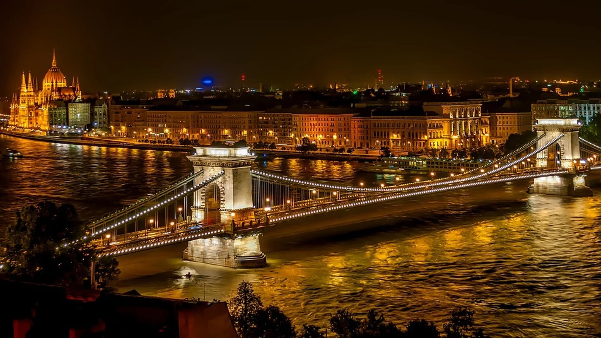 Река Дунав стигна до унгарския парламент (ВИДЕО) 