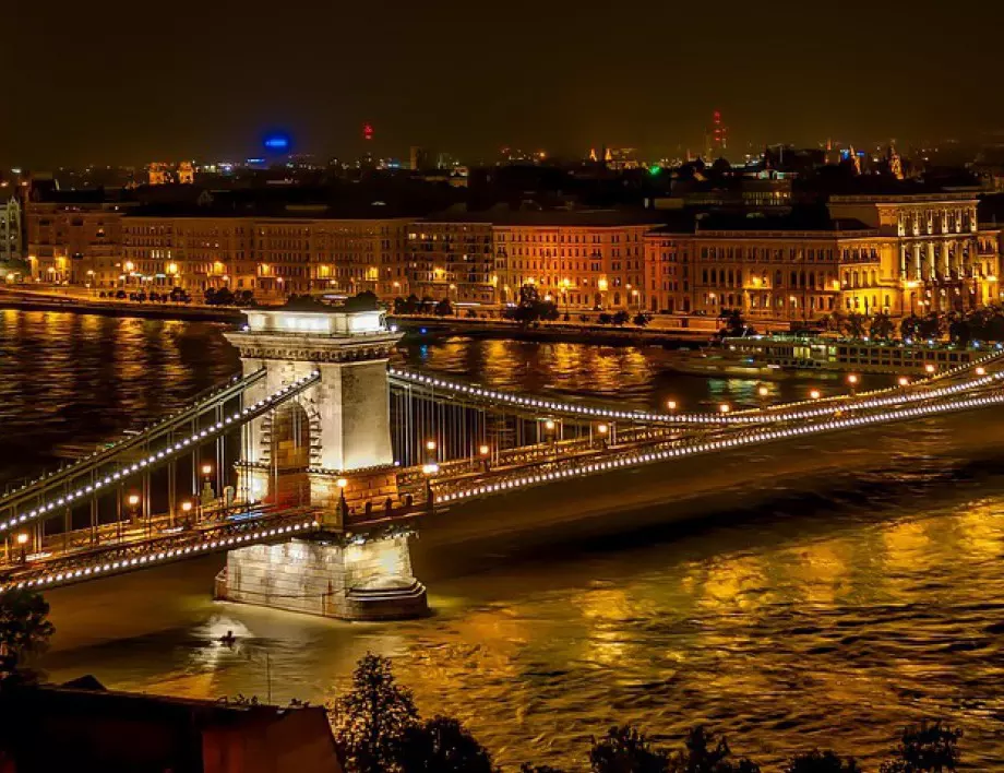 Река Дунав стигна до унгарския парламент (ВИДЕО) 