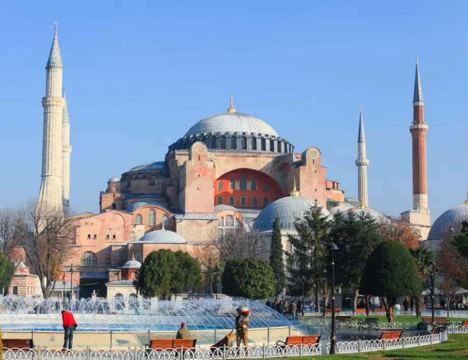 Защо Турция иска да превърне "Света София" в джамия?
