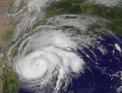  Мощността на урагана „Харви“ е понижена до трета категория