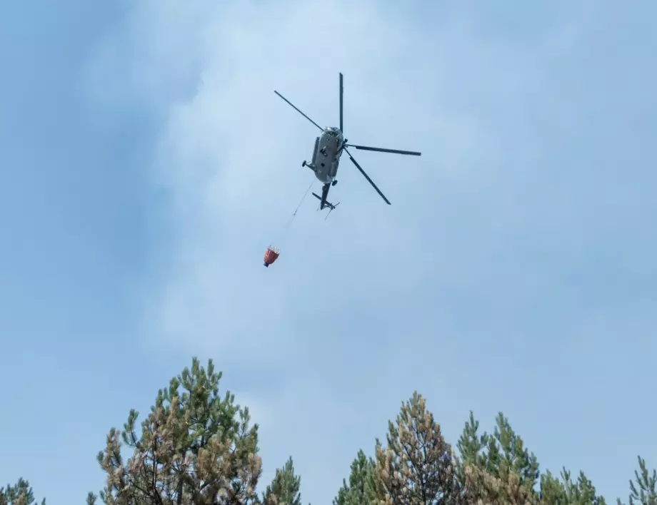 Два военни хеликоптера помагат в гасенето на голям пожар в Бургаско