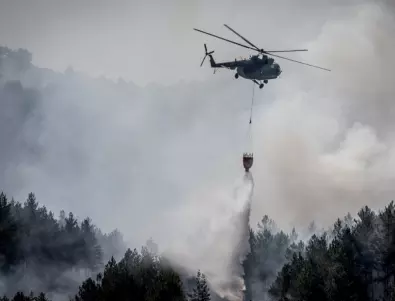 Трети ден хеликоптери помагат в погасяването на големи горски пожари в страната