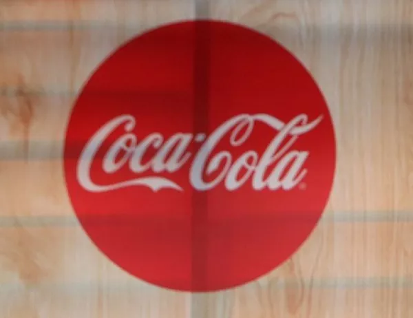 Coca-Cola създаде мънички кенчета за добро настроение