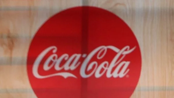 Coca-Cola създаде мънички кенчета за добро настроение