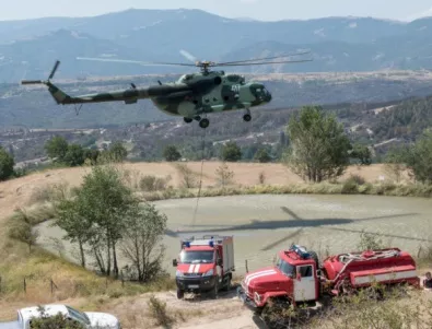 Два вертолета се включиха в потушаването на пожара край Хисаря