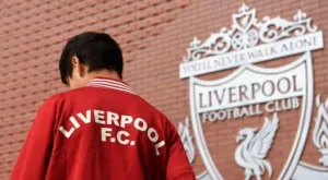 Феновете на Ливърпул полудяха! Ван Дайк кацна в града? (СНИМКА)