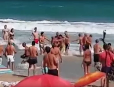 Бой между туристи и спасители на плажа в Несебър (Видео)