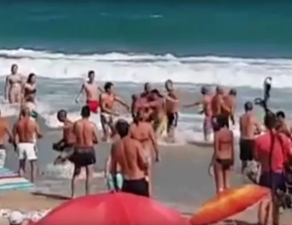 Бой между туристи и спасители на плажа в Несебър (Видео)