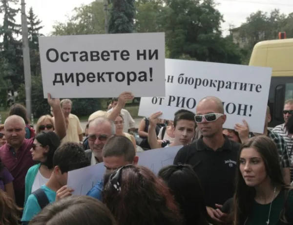 Родители, учители и ученици на протест. Искат Стоянов начело на СМГ