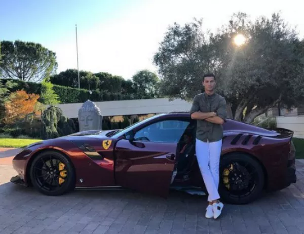 Кристиано Роналдо се похвали с нова кола за 380 000 евро