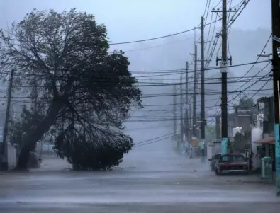 Десетки ранени и хиляди без ток: Тайфунът Хайкуи връхлетя Тайван (ВИДЕО)
