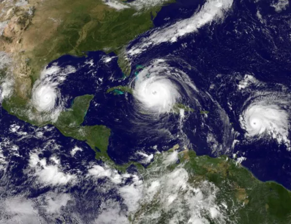 "Норма" доближава Мексико със силата на ураган 