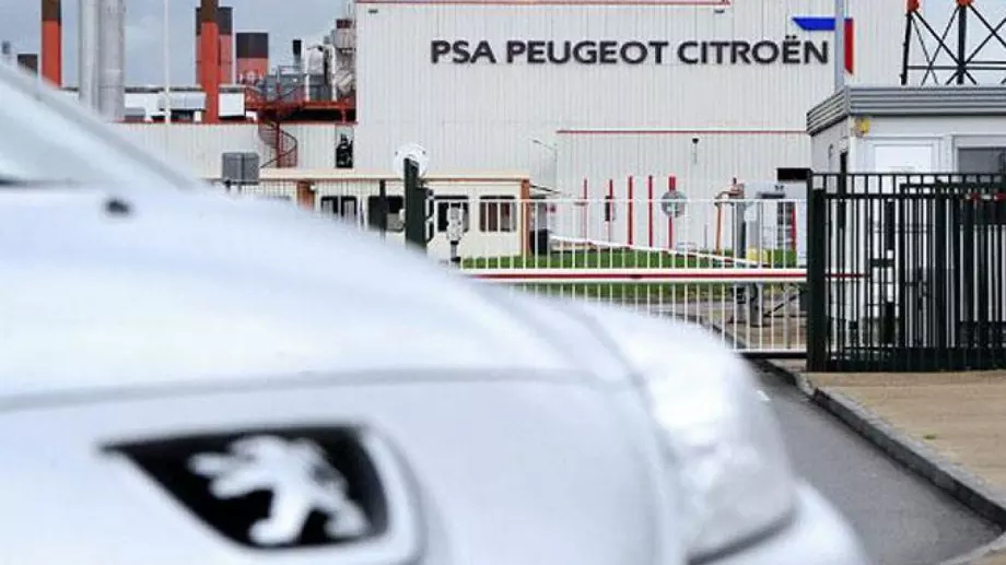 Подпалиха завод на Peugeot във Франция