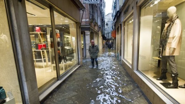 Властите в Солун се борят с последиците от наводнението