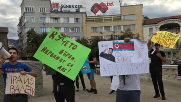 Втори ден граждански протест пред парламента (СНИМКИ+ВИДЕО)