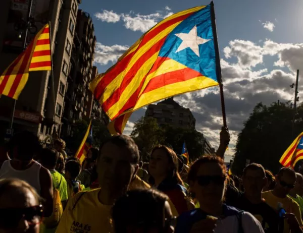 Каталунци окупират избирателни секции, за да не бъдат запечатани