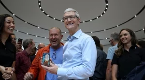 Телефонът на шефа на Apple се опита да избяга от него (Видео)