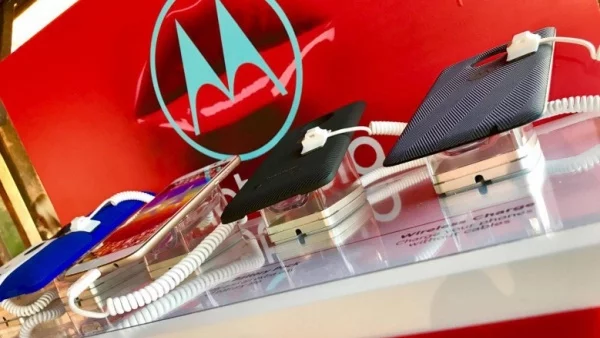 Motorola представи новия флагман Moto Z2 Play (СНИМКИ)