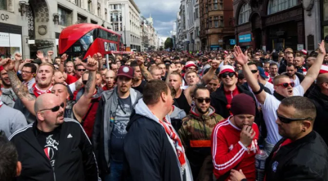 Невероятно! След 25 години без европейски футбол, фенове блокираха Лондон (ВИДЕО)