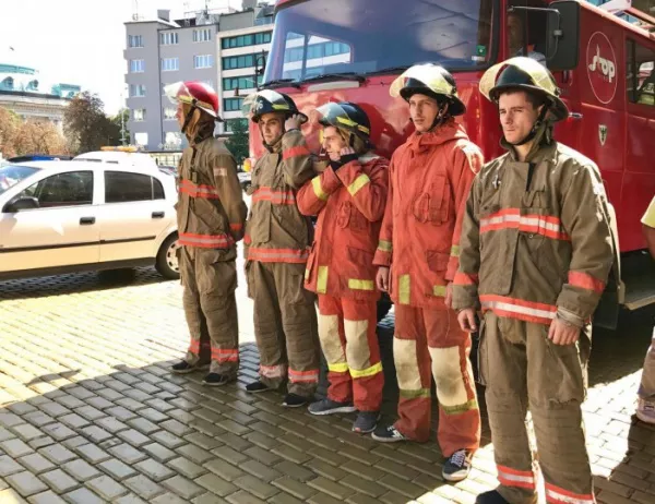 Пожарникарите отново на протест - и заради закриване на служби
