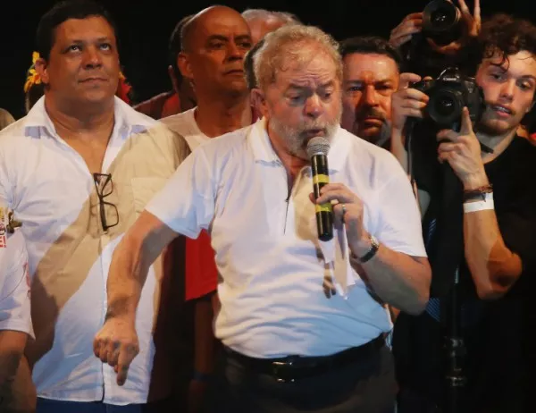 Стрелба по кортежа на най-популярния кандидат за президент в Бразилия